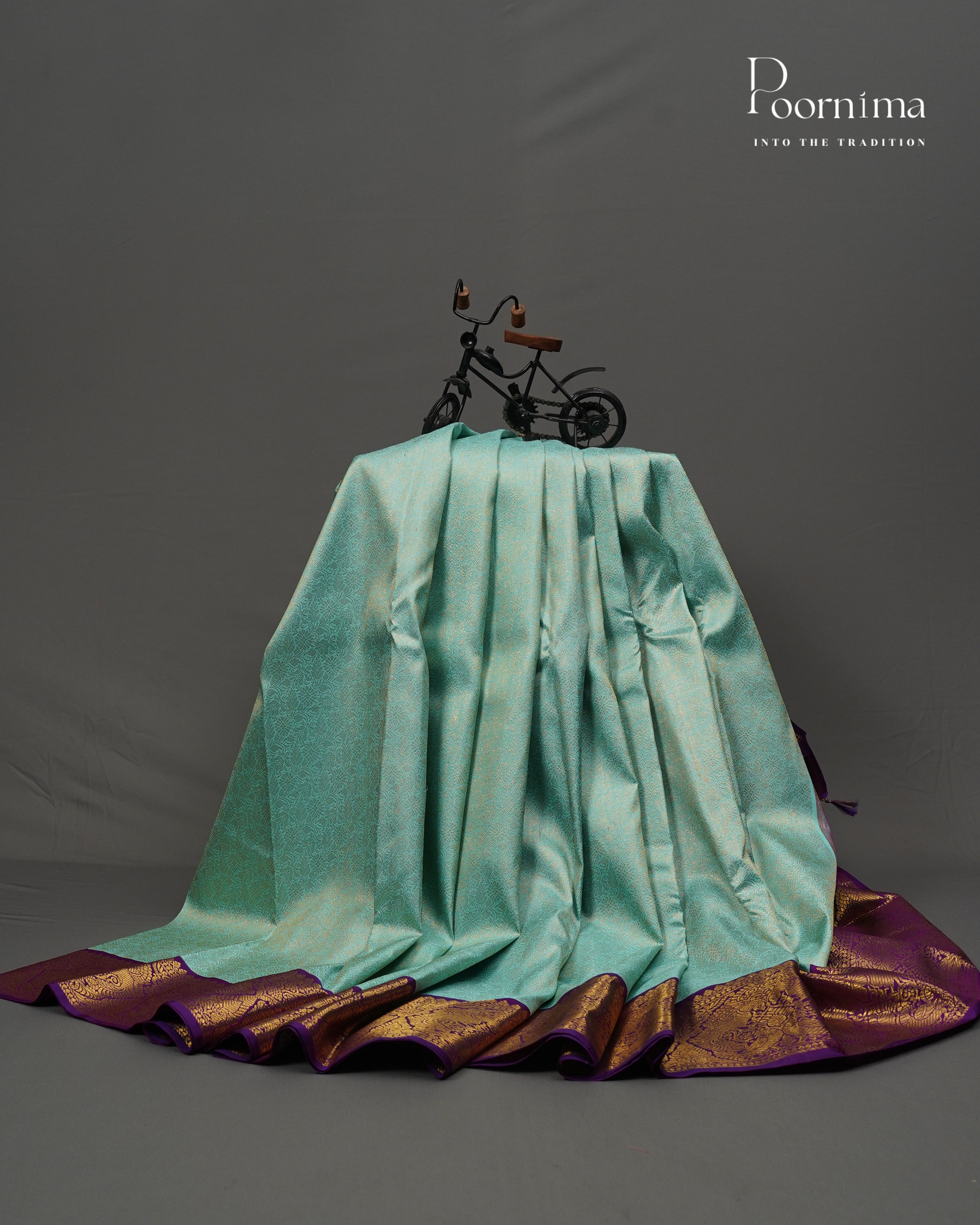 PURE KANJIVARAM SILK SAREE IN BLUE AND VIOLET COMBINATION WITH ALLOVER ZARI FLOWER PATTERN