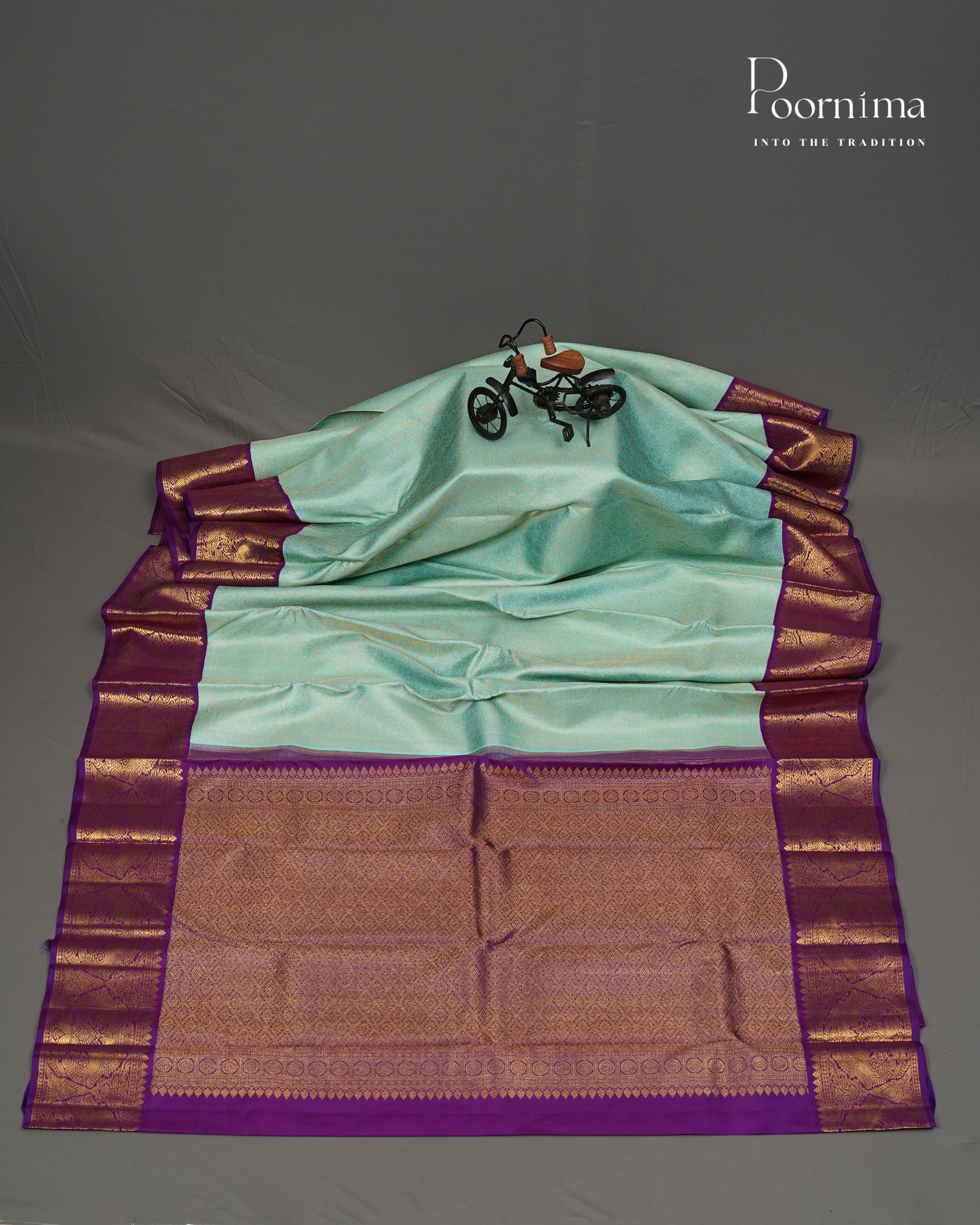 PURE KANJIVARAM SILK SAREE IN BLUE AND VIOLET COMBINATION WITH ALLOVER ZARI FLOWER PATTERN