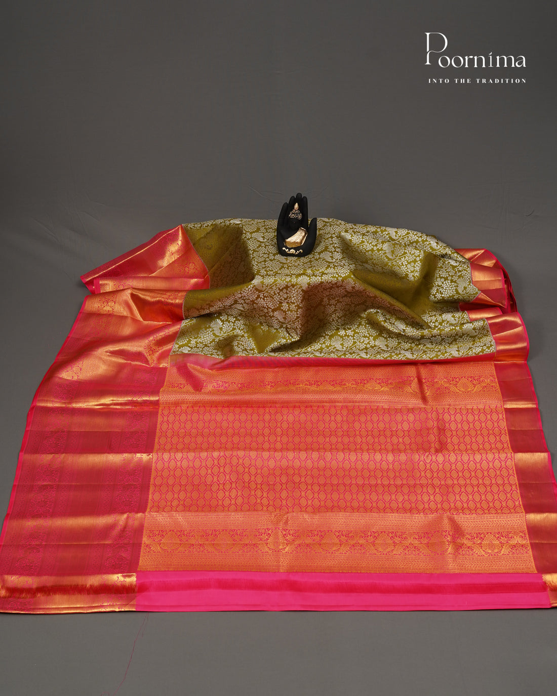 PURE KANJIVARAM SILK SAREE IN MEHANDHI GREEN AND PEACH COMBINATION WITH ALLOVER FLOWER ZARI WOVEN