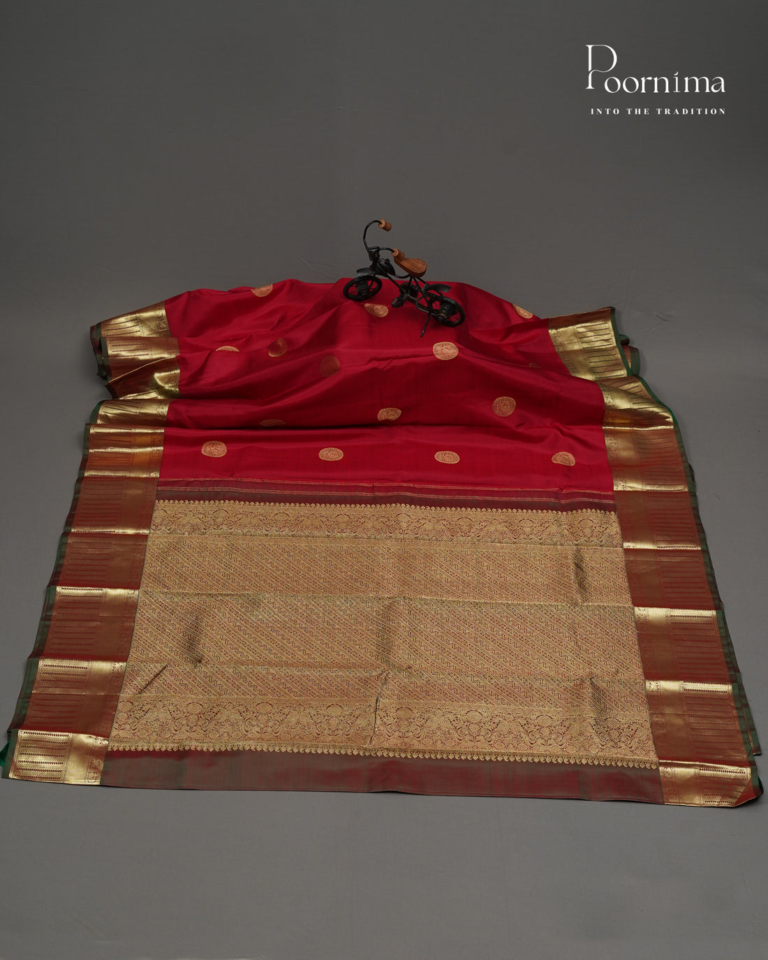 PURE KANJIVARAM SILK SAREE IN RED AND GREEN WITH ZARI BUTTI WOVEN || VINTAGE COLLECTION
